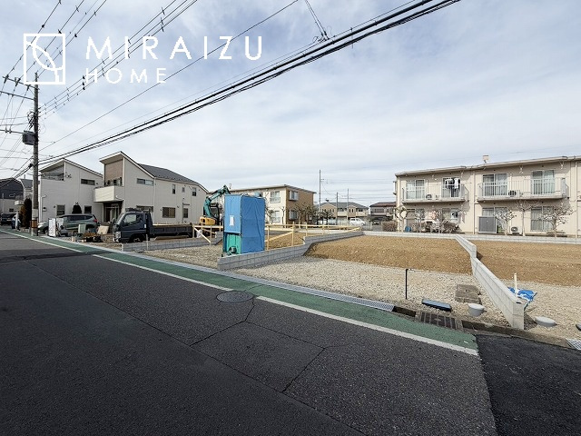 【外観】 | 青く澄み渡った綺麗な空と、陽の光をたっぷりと受ける、そんな新築住宅で新生活をスタートしてみませんか？見学・ご相談等、ミライズホーム(株)までお気軽にご連絡下さい。