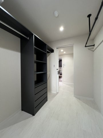 洗面台向かって右手にクロークのようなスペースがあります！