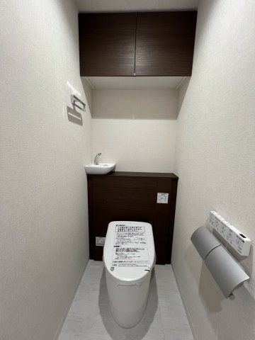 手洗う小さなスペース付きのトイレです！