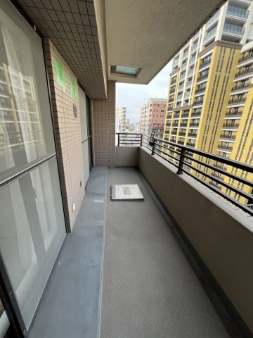 横幅の広いバルコニーです！