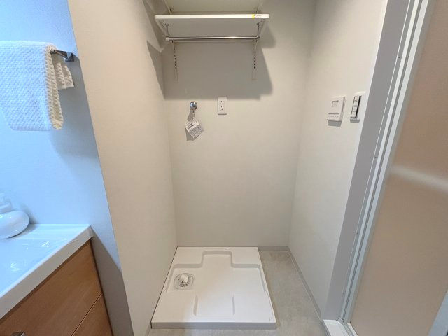 室内洗濯機置き場は収納棚付きで便利です。