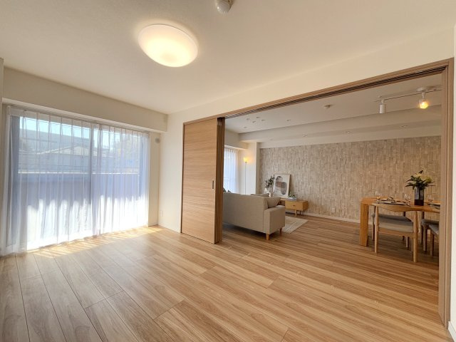 隣接しているリビングとあわせると約21.5畳の広さに