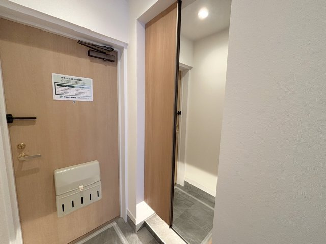玄関には姿見付シューズBOXがあり、お出かけ前の身だしなみチェックに大変便利です。