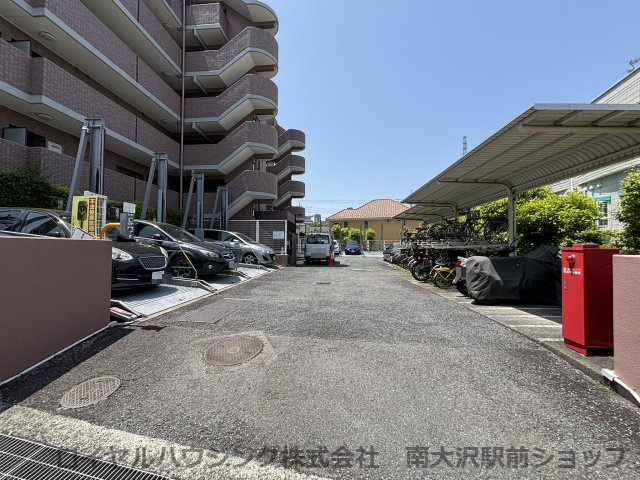 敷地内機械式駐車場で現在3段式の下段の空きが複数ございます。（2026年2月現在）
