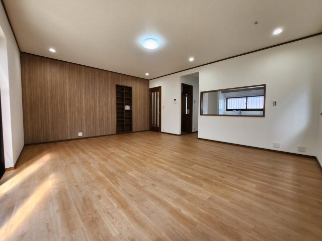 【居間・リビング】 | アトムセレクト　八千代市村上中古戸建 | リビング入口付近に造作棚があり収納や本棚等に便利です