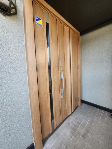 【玄関】 | アトムセレクト　八千代市村上中古戸建 | 親子ドアで開口が広いです