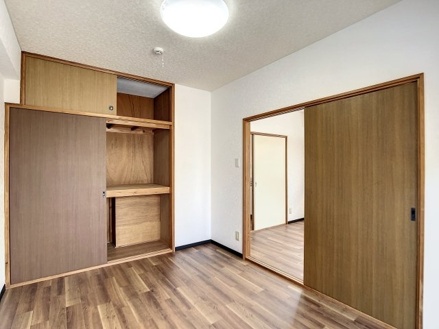 小林ビルの洋室|明るい洋室です