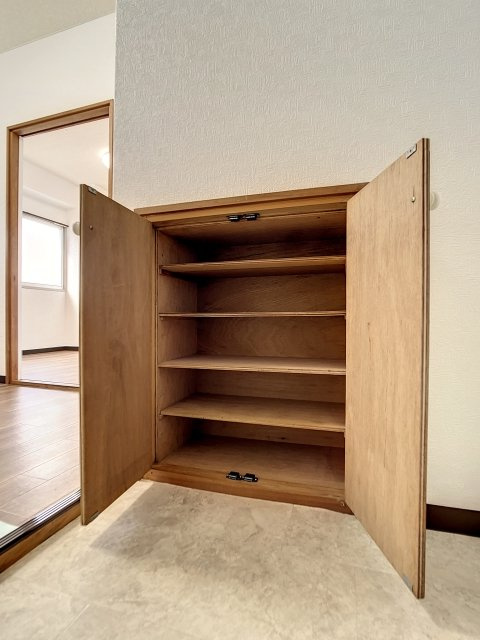 小林ビルの収納|靴入