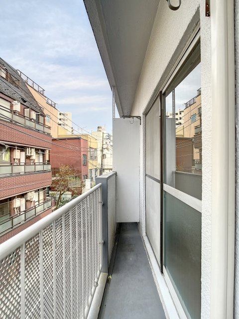 小林ビルのバルコニー|暖かな日差しのふりそそぐバルコニー