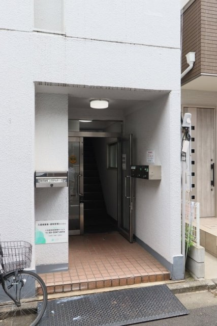 小林ビルのエントランス|毎日通るエントランスはこのようになっています