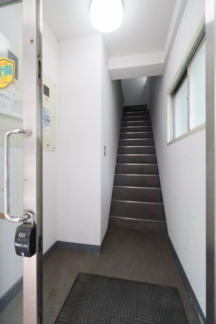 小林ビルのエントランス|建物の内部です