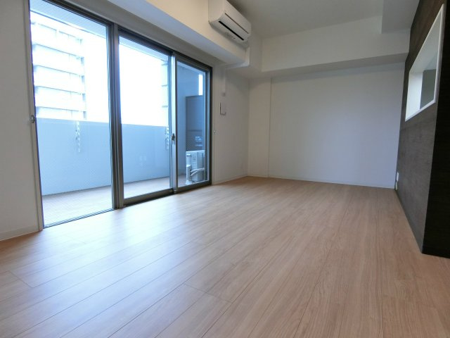 アーバンコート中央町の居間・リビング|こちらの居間で趣味の時間をお楽しみください