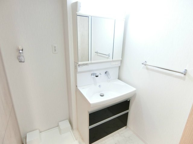 アーバンコート中央町の洗面所|ゆったりとスペースのある洗面所