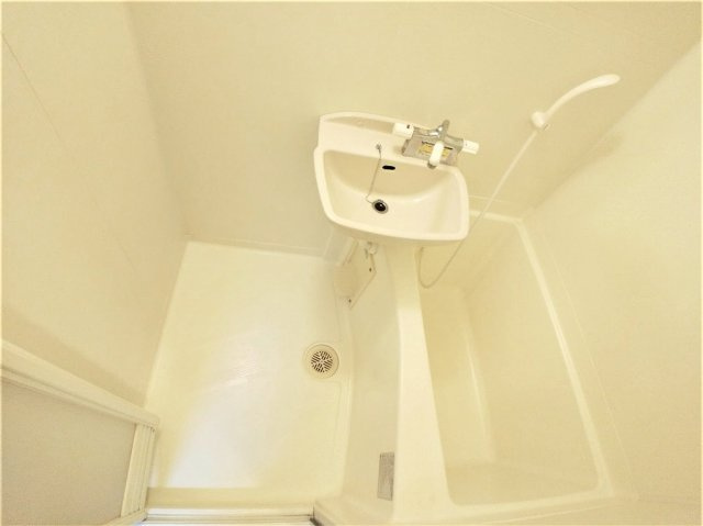 レオパレスアストライアの浴室|日々の疲れを癒すお風呂付です