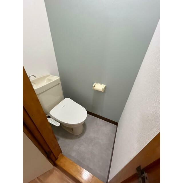 北本市本町５丁目のアパートのトイレ|落ち着いた色調のトイレです