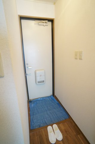 ビオラハウスⅤの玄関|参考、同建物・反転間取りの号室