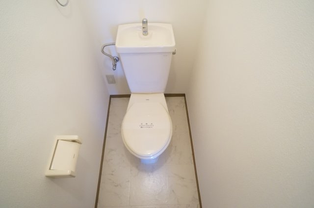 ビオラハウスⅤのトイレ|参考、同建物・反転間取りの号室