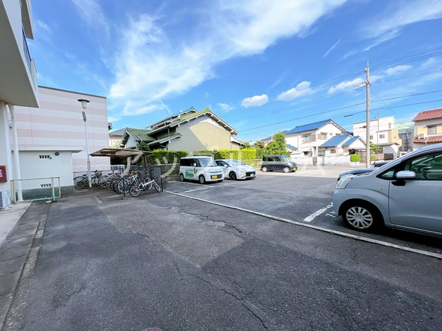 小林ビルの駐車場