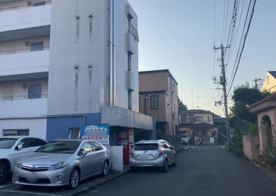 【外観】 | メゾン・ド・ノアバーム八王子 | 外観はマンション管理がされているかの目安になります。築年数が古いと、壁面は劣化してひび割れが生じることも！建物が古びていても細かいところが修繕されていると、きちんと管理されているなぁと感じるでしょう。