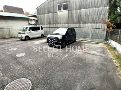 【駐車場】 | 第二近藤ビル | 駐車場に車を止められます