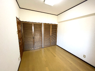 山内シャルム長府の洋室