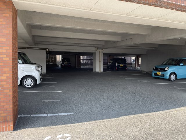 山内シャルム長府の駐車場