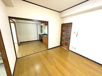 山内シャルム長府の居間・リビング