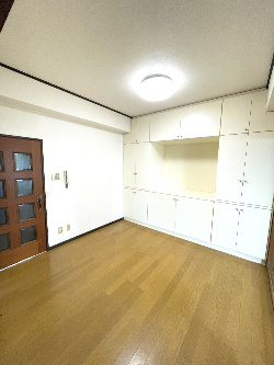 山内シャルム長府の居間・リビング