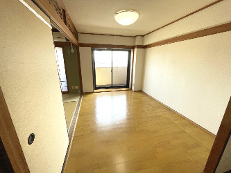 山内シャルム長府の洋室