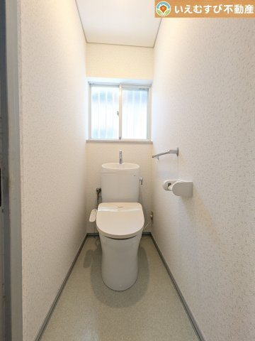 熊谷市万吉　中古戸建のトイレ|シンプルで清潔感のあるトイレ
窓付きで明るく、お掃除しやすいシンプルな空間♪
