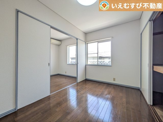熊谷市万吉　中古戸建の洋室|ナチュラルな色合いでシンプルな内装
シンプルな内装のお家なので飽きが来ずコーディネートも楽しそうですね♪