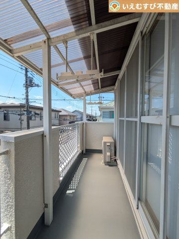 熊谷市万吉　中古戸建のバルコニー|南バルコニーで毎日のお洗濯もラクラク快適
しっかり太陽の光が降り注ぐ南向きなのでお洗濯物が乾きやすい♪