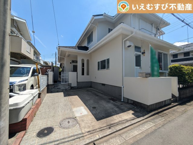 熊谷市万吉　中古戸建の駐車場|南道路に面し陽当り良好
南西角地で明るく開放的！お車も停めやすい立地です♪