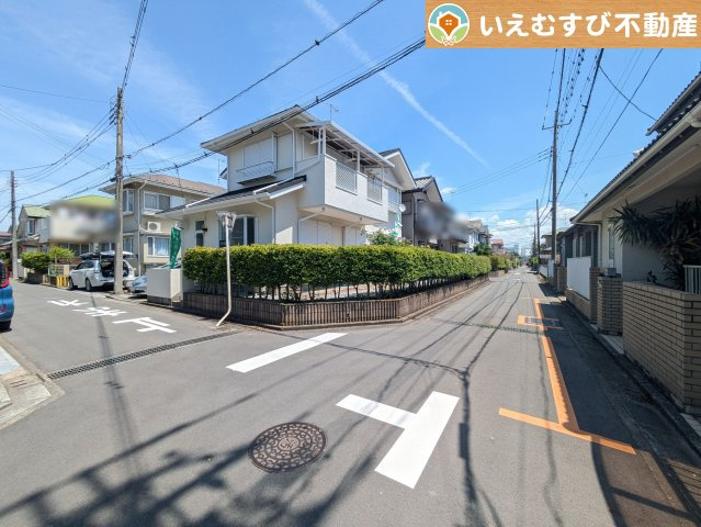 熊谷市万吉　中古戸建の前面道路含む現地写真|南西角地で開放的
ゆとりの広さの前面道路でお車の出し入れ楽々♪南西角地で日当り良好！