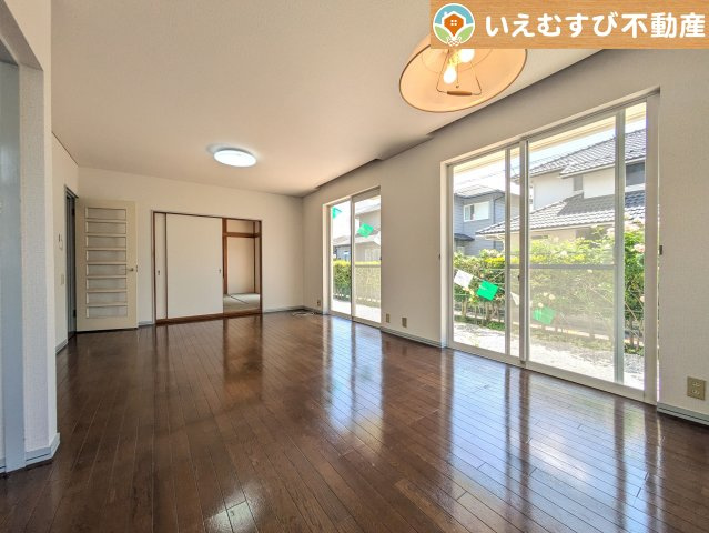 熊谷市万吉　中古戸建の居間・リビング|開放感と採光にこだわったＬＤＫ
南面が広いリビングなので日当りがよく開放的で家族みんなでくつろげる空間♪