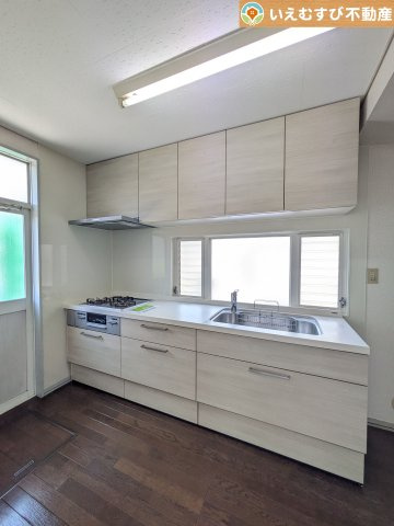 熊谷市万吉　中古戸建のキッチン|広々としたキッチン
冷蔵庫や食器棚を置いてもゆとりの広さ！独立した空間でゆっくりお料理♪
