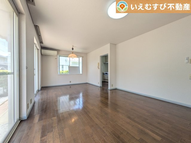 熊谷市万吉　中古戸建の居間・リビング|開放感と家族との距離感にこだわったＬＤＫ
採光たっぷりのリビングで休日には家族みんなでくつろげそうですね♪