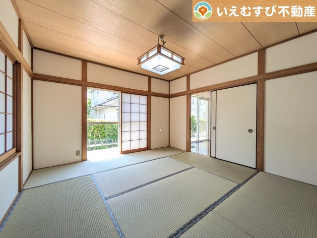 熊谷市万吉　中古戸建の和室|8畳の和室は小さなお子様のお世話に大活躍
和室がLDK横なのでちょっとした休憩等くつろぎスペースに活躍しそうですね♪