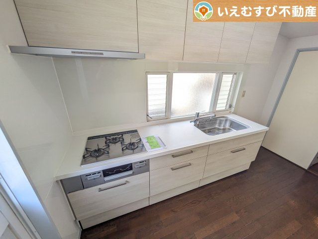 熊谷市万吉　中古戸建のキッチン|機能性収納性に溢れるキッチン
収納もたっぷり付いていてすっきり片付く！毎日楽しくお料理が出来そうです！