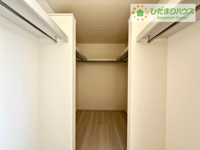 日立市東多賀町3期　新築戸建　2号棟の収納|"ママに人気のウォークインクローゼット付き！
コートやジャケットはもちろん、季節物や布団なども全部収納できちゃいます(^^)/"
