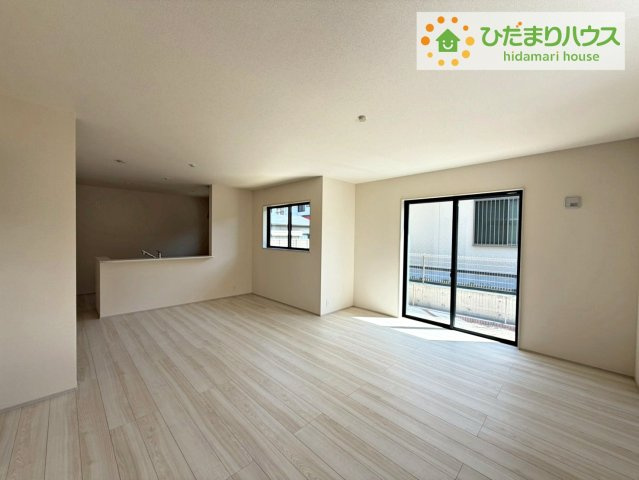 日立市東多賀町3期　新築戸建　2号棟の居間・リビング|リビング大きな窓からは、暖かな日の光が降り注ぎます・・・