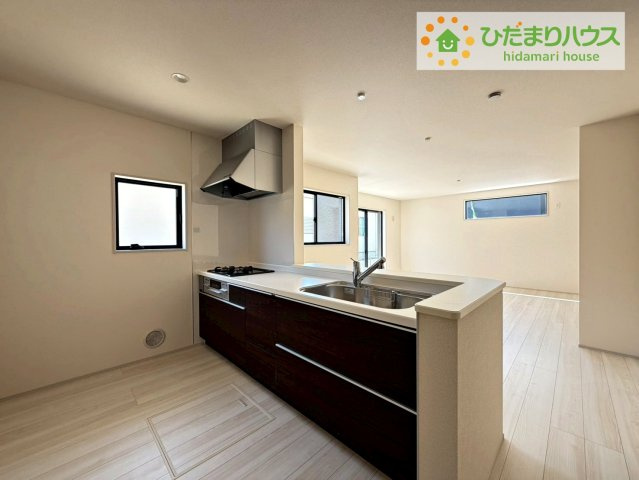 日立市東多賀町3期　新築戸建　2号棟のキッチン|3口コンロでお料理する時間も短くなりそうですね(*‘∀‘)