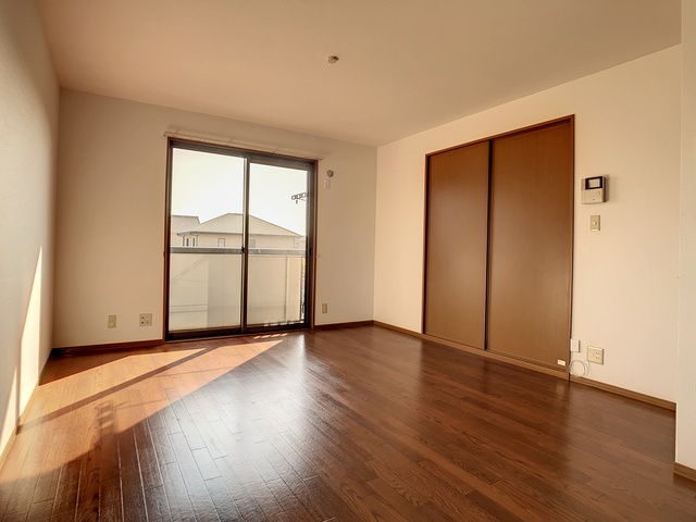 北九州市八幡西区木屋瀬１丁目のアパートの居間・リビング