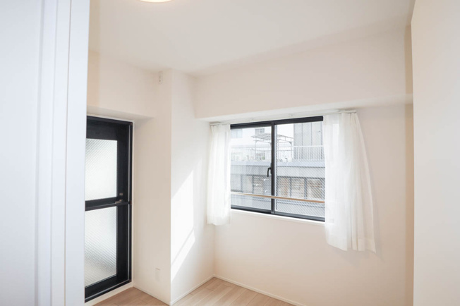 【洋室】 | ベル・アーバニティ同心 | 洋室5.3帖　こちらにもバルコニーがあります