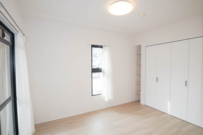 【寝室】 | ベル・アーバニティ同心 | 洋室6.0帖には収納棚とクローゼットがあります