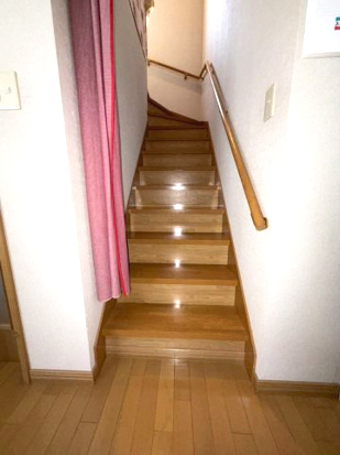 【その他共用部分】 | 北見市泉町３丁目３番１２　中古売家 | 階段