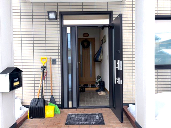 北見市泉町３丁目３番１２　中古売家の玄関