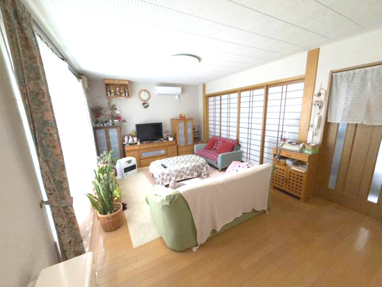 【居間・リビング】 | 北見市泉町３丁目３番１２　中古売家