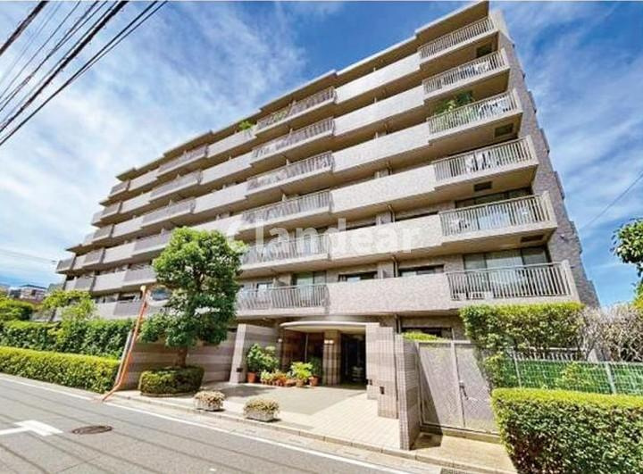 草加パーク・ホームズの外観|整った外観と明るいアプローチが、家族で暮らす住まいに安心感を添えてくれます。管理の行き届いた印象です