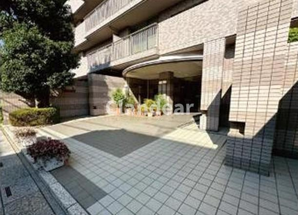 草加パーク・ホームズ|植栽が美しく映えるエントランスが、住まいに上品な印象をプラス。日常に心地よい落ち着きをもたらします